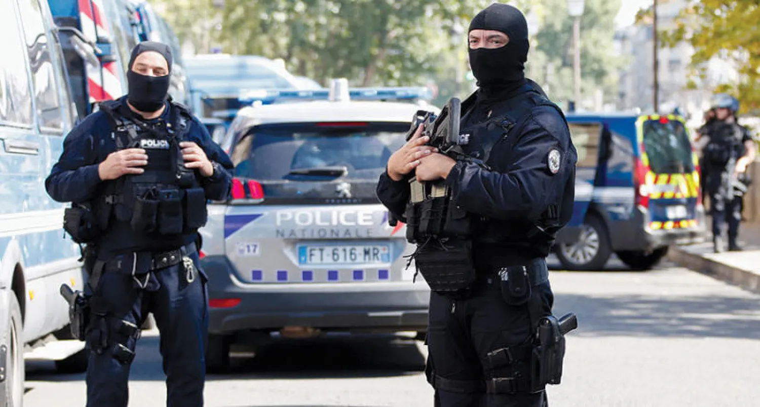 استنفار أمني أمام محكمة الجنايات المتخصصة في شؤون الإرهاب بالعاصمة باريس أمس (رويترز)