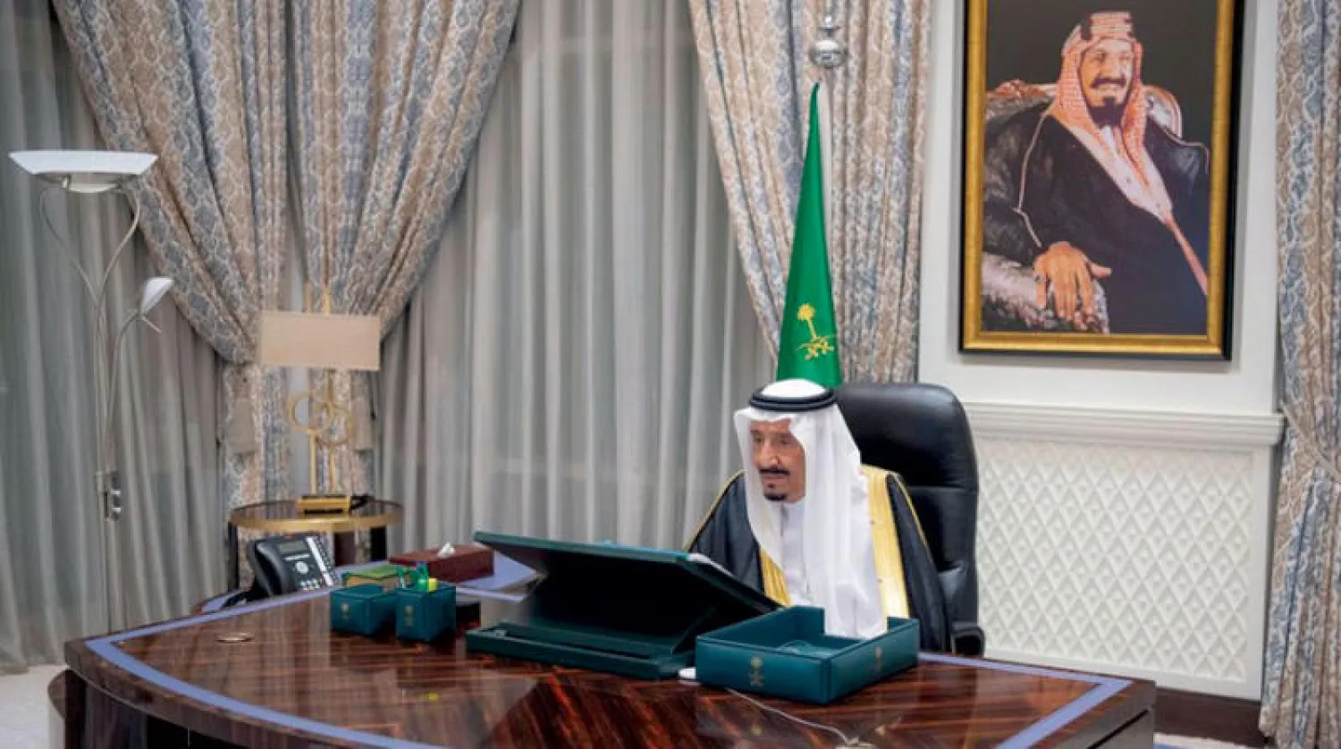 خادم الحرمين الشريفين مترئساً جلسة مجلس الوزراء أمس (واس)