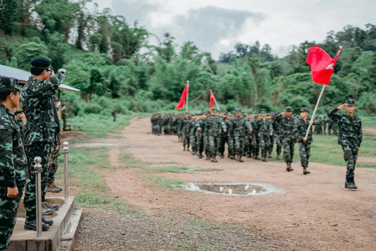Myanmar ordusuna karşı kurulan Halk Savunma Kuvvetleri bir süredir eğitimden geçiyor (Ulusal Birlik Hükümeti)