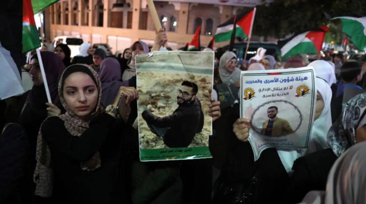 Altı tutuklunun kaçışını kutlamak için El-Halil’de yürüyüş yapan Filistinliler (EPA)