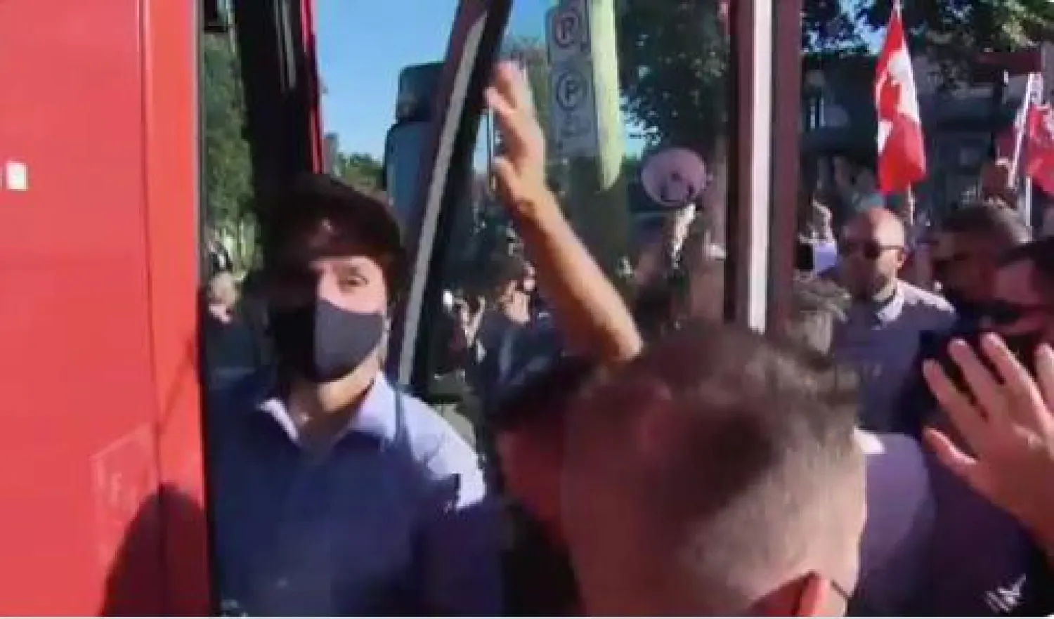 صورة من مقطع الفيديو المتداول لرئيس الوزراء الكندي خلال صعوده الحافلة على عجل وسط رشق بالحصي من جانب متظاهرين