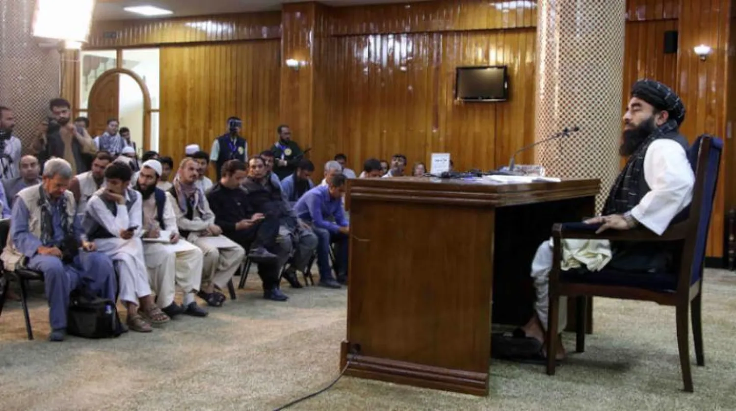 Zebihullah Mücahid, dün Kabil'de düzenlediği basın toplantısında (E.A.)