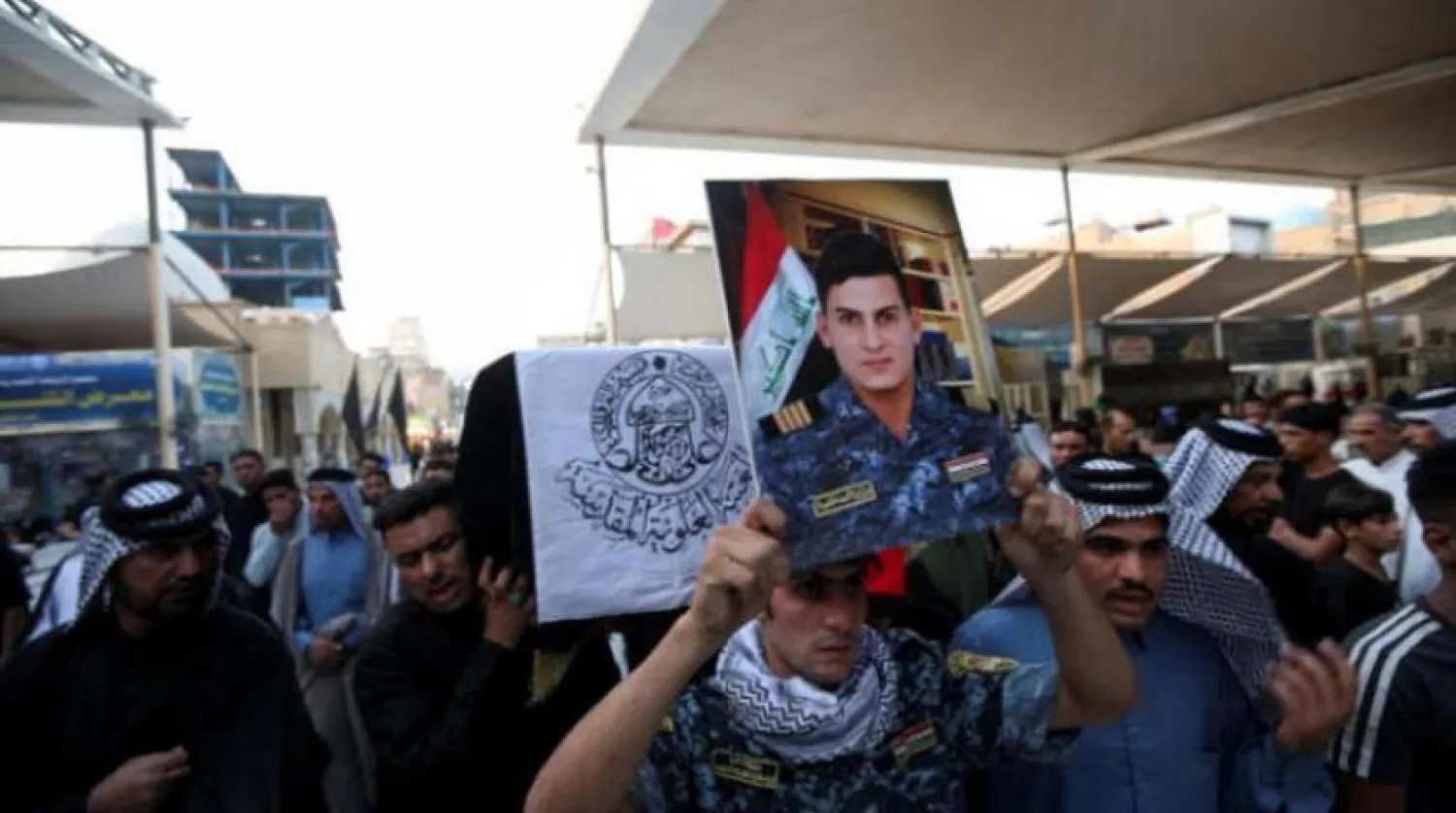 Cenazede bulunanlar, bir tabut ve Kerkük'teki saldırıda öldürülen bir polisin fotoğrafını taşıyor