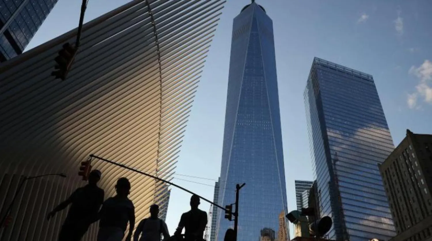 Vatandaşlar New York'taki Dünya Ticaret Merkezi yakınlarındaki bir sokakta yürüyor (AFP)
