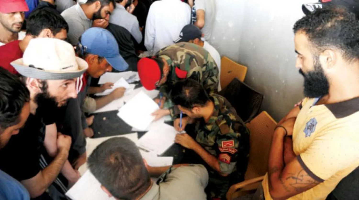 Dün silahlarını teslim eden Deralı muhalifler (EPA)