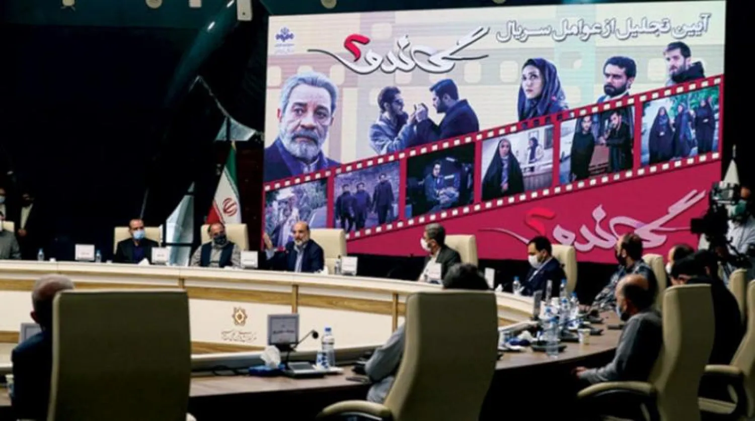 İran Televizyonu Başkanı Abdülali Ali Askeri (ortada), Devrim Muhafızları tarafından finanse edilen Gando dizisinin oyuncularını onurlandırmak için düzenlenen törende konuşma yaptı. (İran TV)