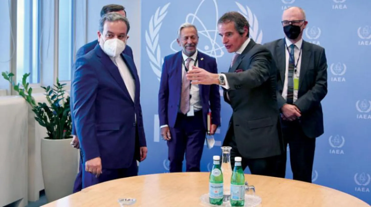 UAEA Genel Direktörü Rafael Grossi, geçtiğimiz nisan ayında İran'ın Baş Müzakerecisi Abbas Arakçi ile Viyana'da bir araya geldi. (UAEA)