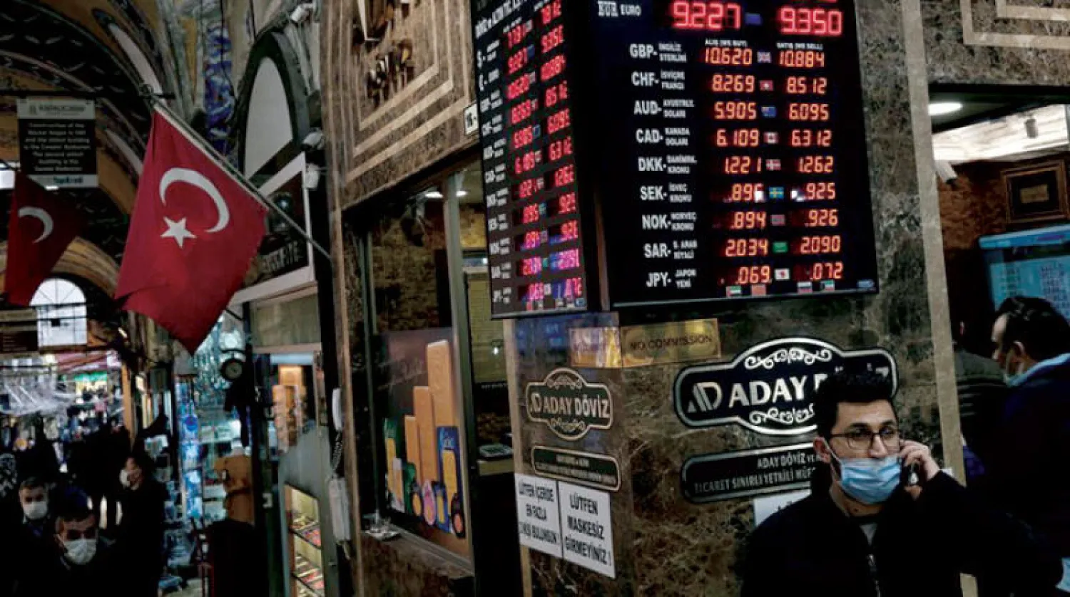 وقعت خلافات بين رؤساء البنوك التركية و«هيئة الرقابة على المصارف» حول الحد من ارتفاع الائتمان الاستهلاكي (رويترز)