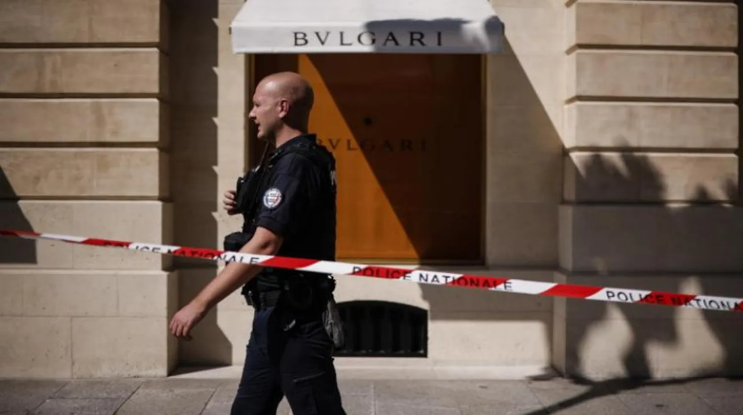 Bir polis Place Vendome’da soyulan Bulgari mağazasının önünden geçiyor (EPA)