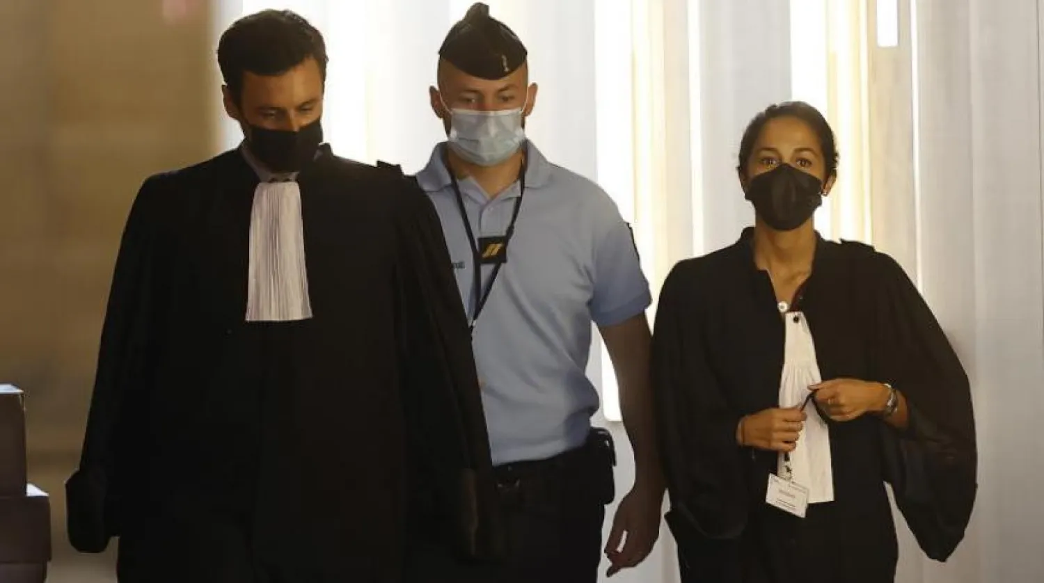 Olivia Ronen (sağda) ve Martin Fitts (solda) Salah Abdeslam'ın avukatı mahkeme salonuna geliyor (EPA)
