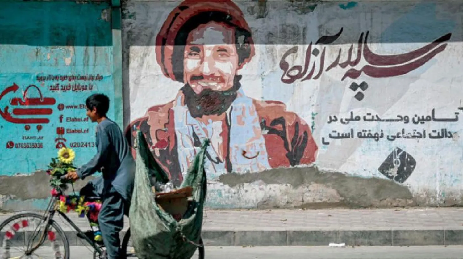 Ahmed Şah Mesud'un Afganistan'ın başkentinde yer alan bir duvar resmi (AFP)