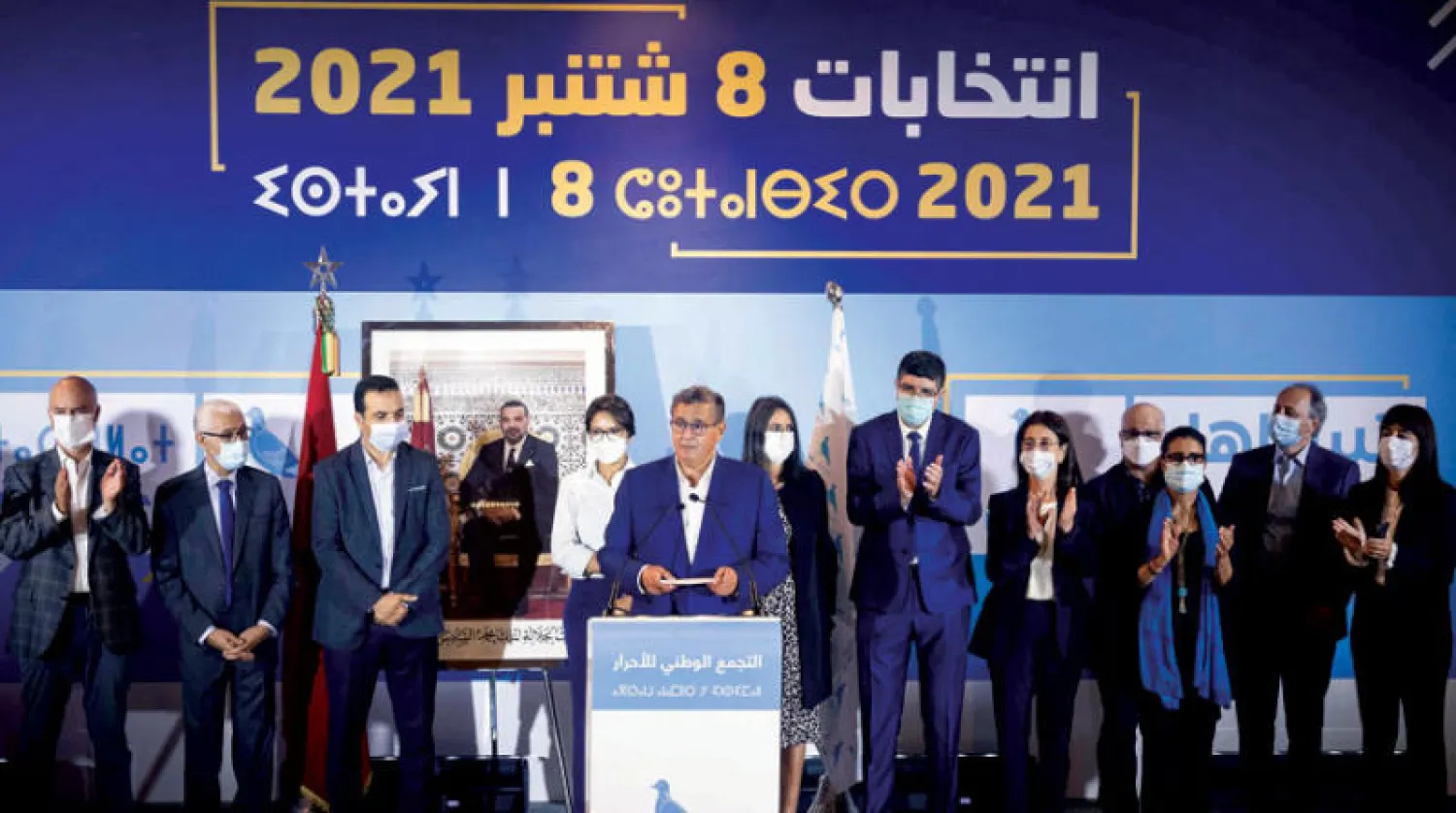 عزيز أخنوش رئيس «التجمع الوطني للأحرار» خلال مؤتمر صحافي في الرباط أمس بعد الإعلان عن فوز حزبه بالانتخابات (أ.ف.ب)