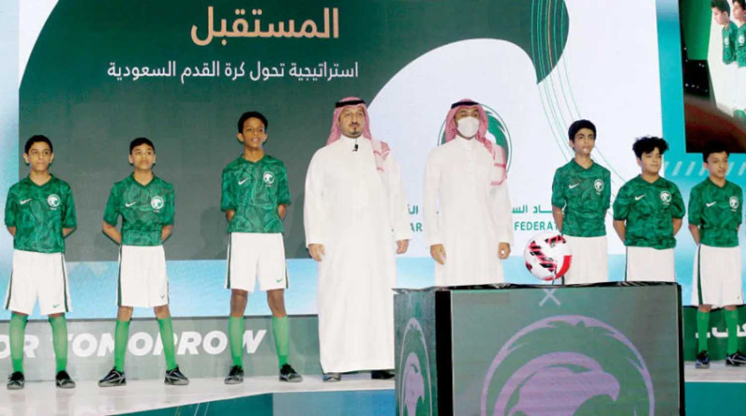 وزير الرياضة ورئيس اتحاد الكرة في لقطة جماعية مع المواهب (تصوير: مشعل القدير)