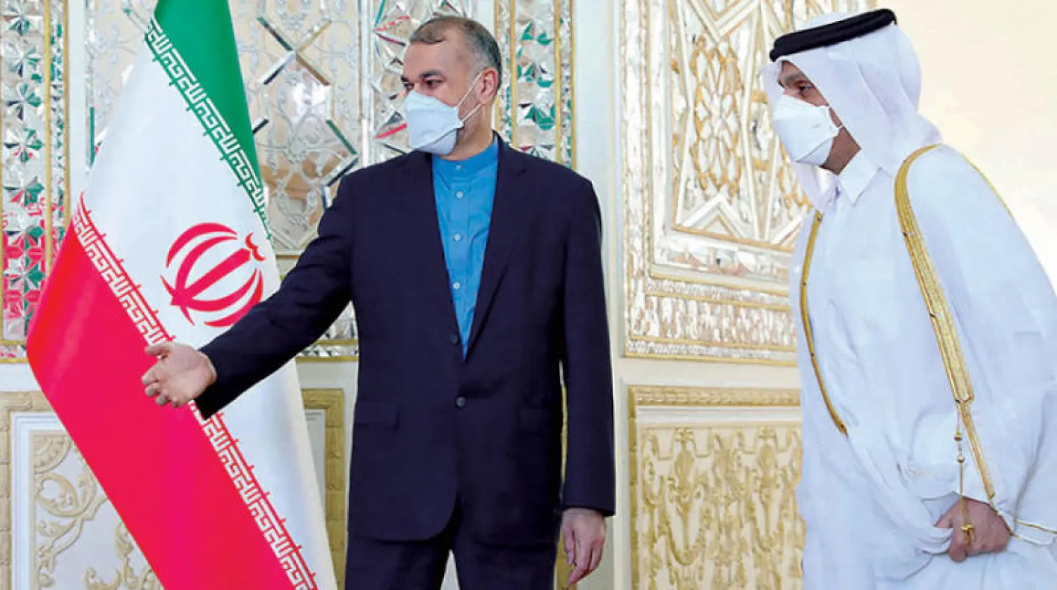 وزير الخارجية القطري الشيخ محمد بن عبد الرحمن آل ثاني ونظيره الإيراني حسين أمير عبد اللهيان في طهران أمس (أ.ف.ب)