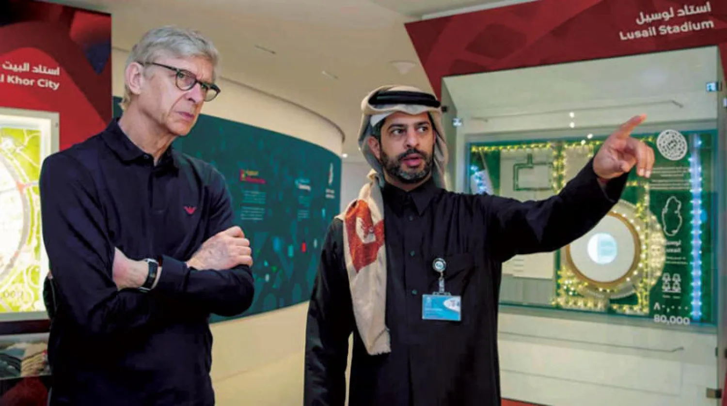 فينغر مدير التطوير في الفيفا يطلع على إحدى المنشآت المونديالية في الدوحة (الشرق الأوسط)
