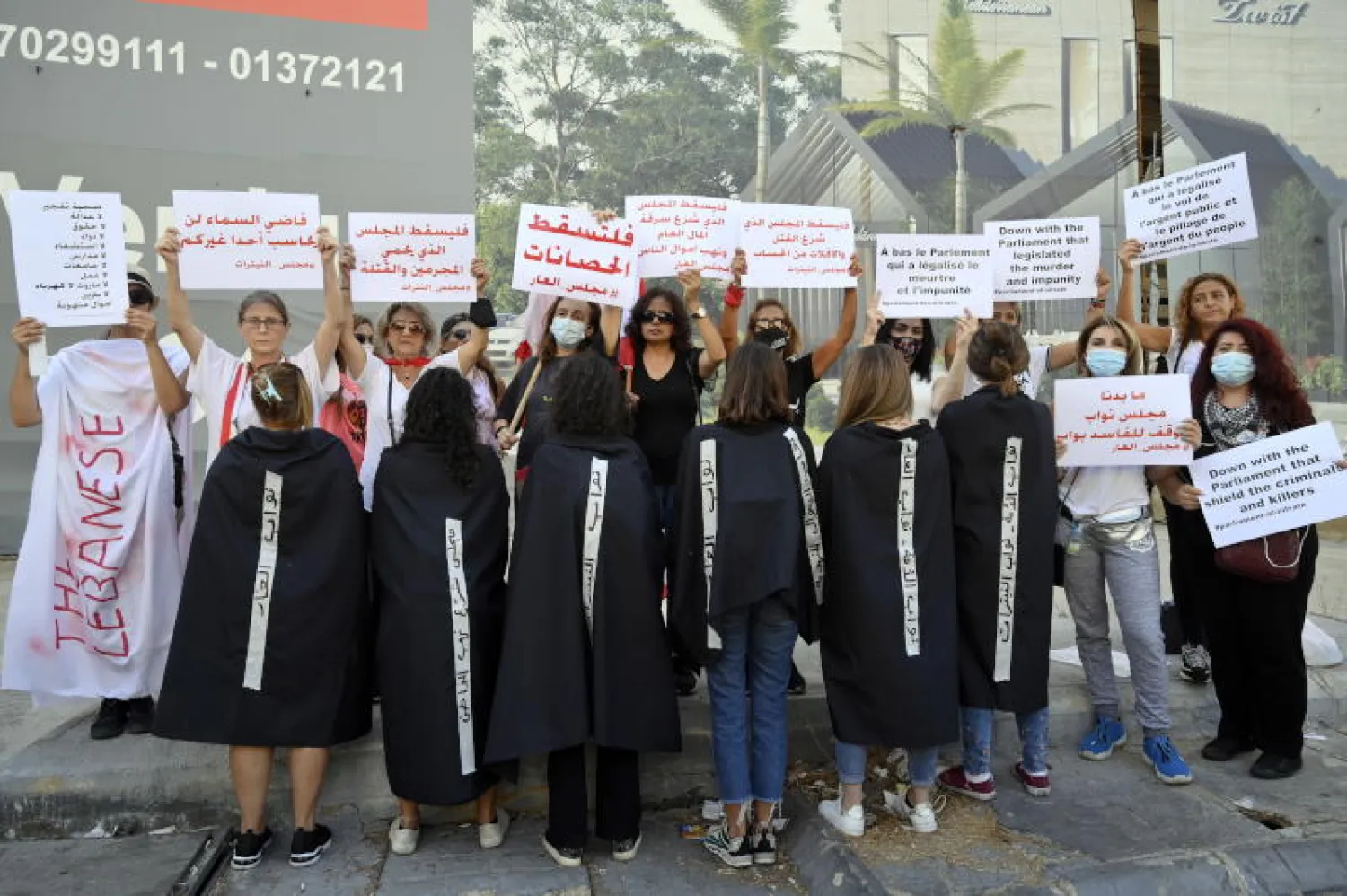 بعض المشاركات في المسيرة الاحتجاجية للمطالبة بمحاسبة المتهمين (إ.ب.أ)