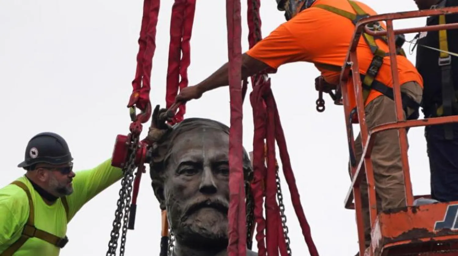 ABD'nin Virginia eyaletinde, kölelik yanlısı General Lee'ye ait tartışmalı heykel yıkıldı (Reuters)
