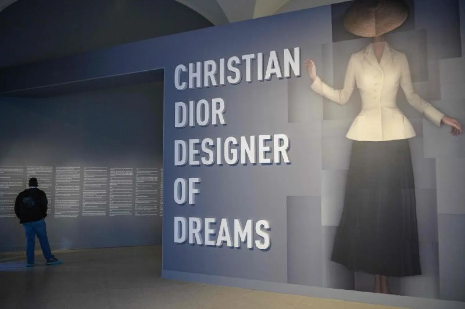 لافتة تظهر في معرض ديور داخل متحف «بروكلين ميوزيوم» في نيويورك (أ.ف.ب)