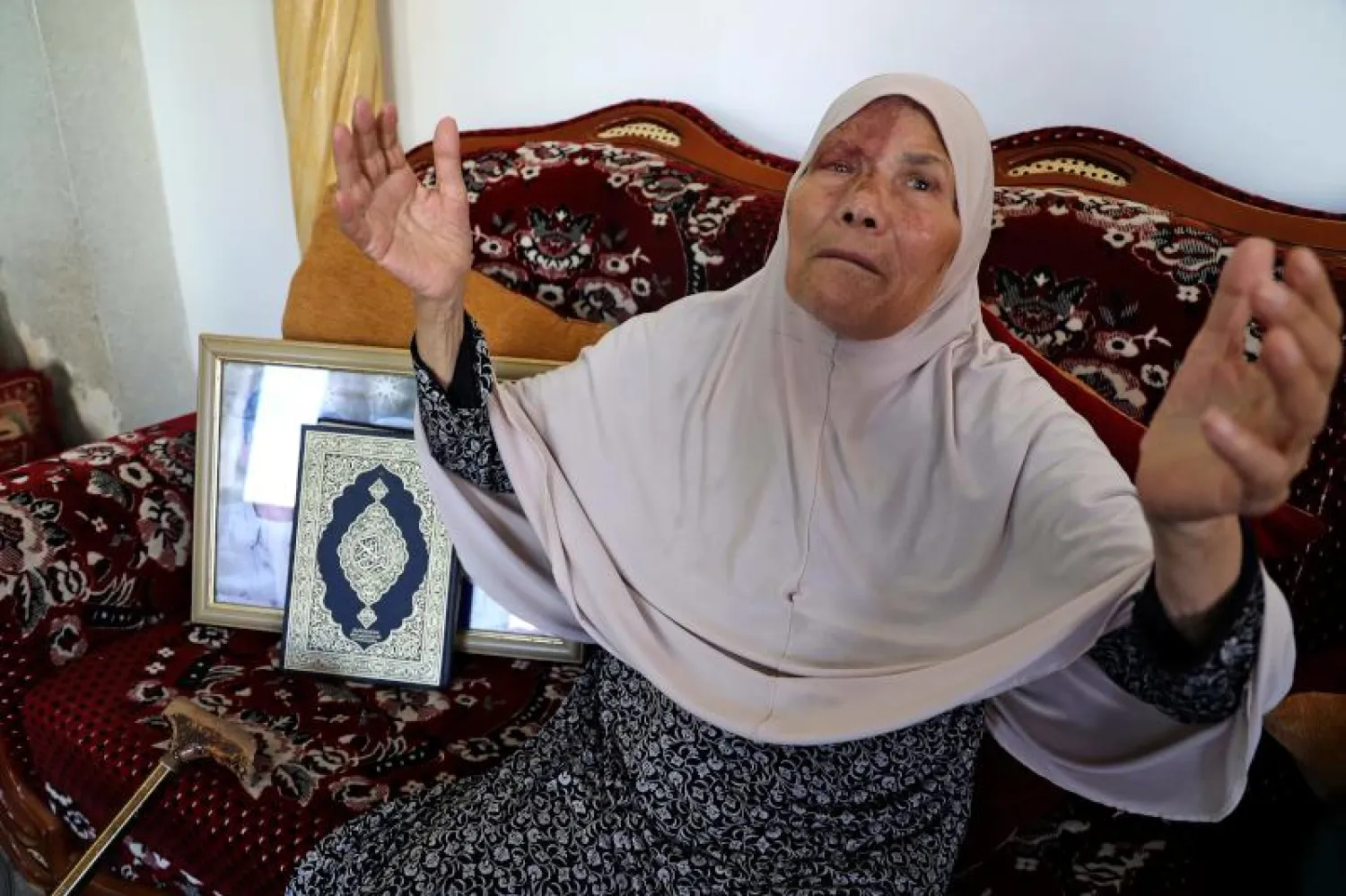 فتحية العارضة والدة السجين الفلسطيني الهارب محمود (أ.ف.ب)