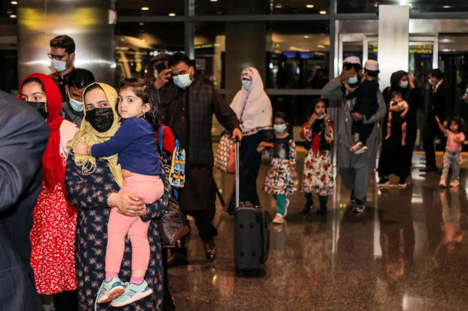 من وصول بعض الأشخاص الذين تم إجلاؤهم من كابل إلى الدوحة (أ.ف.ب)