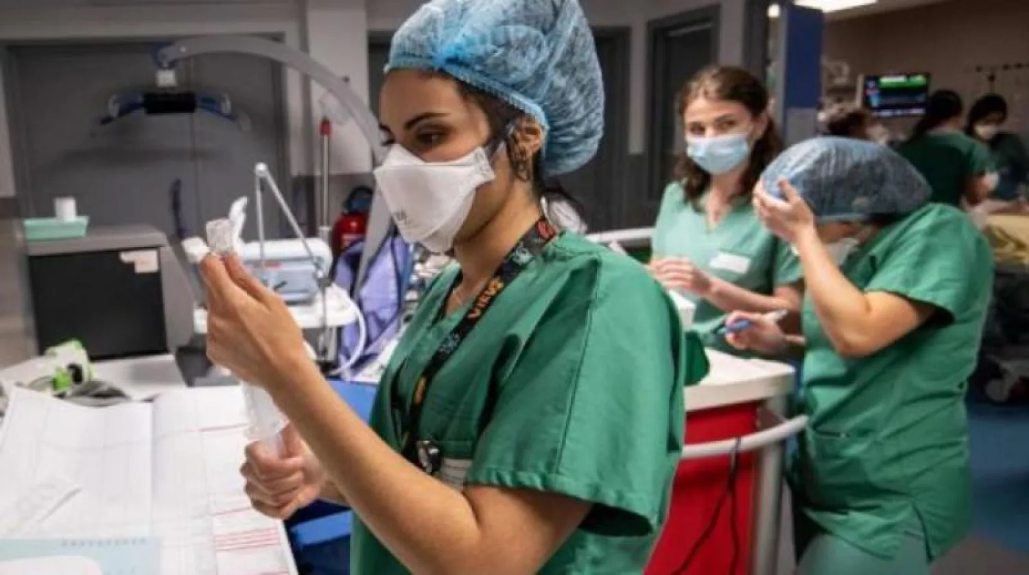 عاملات في مستشفي بفرنسا‎ (أرشيفية-أ.ف.ب)