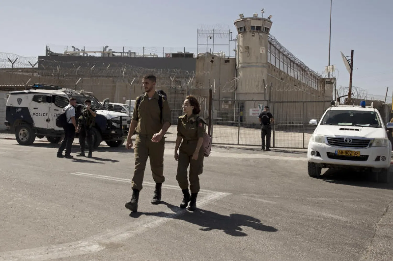 جنود إسرائيليون في حراسة سجن «عوفر» بالقرب من القدس (أ.ب)