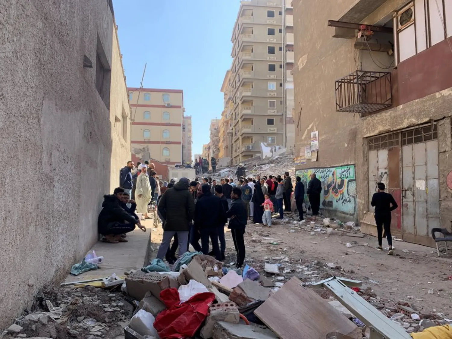 People inspect the area where a building was collapsed in Gesr al-Suez, Cairo, Egypt March 27, 2021. REUTERS/Mai Shams El-Din



