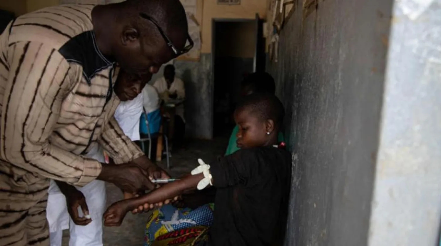 Burkina Faso'nun başkenti Vagadugu’nun kuzeydoğusunda, Ağustos 2019'da sıtma aşısı yapılan bir çocuk. (AFP)