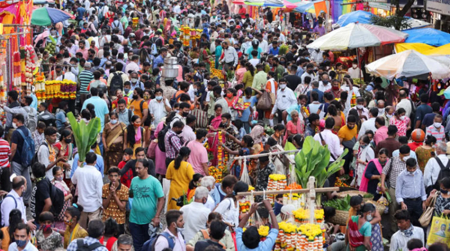 بدت أسواق مومباي مكتظة عشية انطلاق المهرجان (رويترز)
