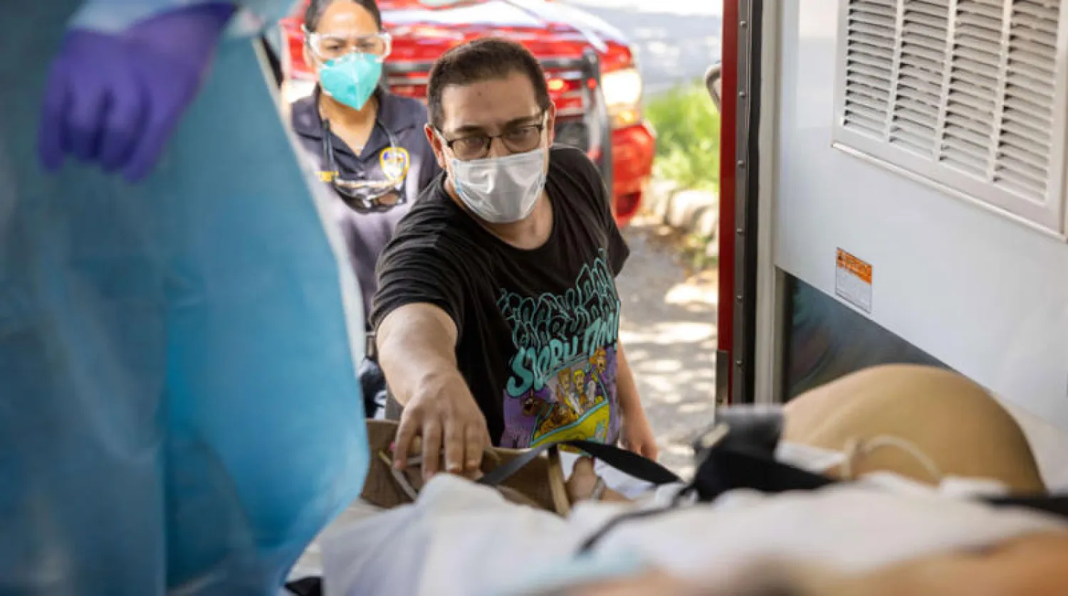 ابن يرافق والدته المصابة بـ«كورونا» إلى المستشفى في هيوستن بتكساس (أ.ف.ب)