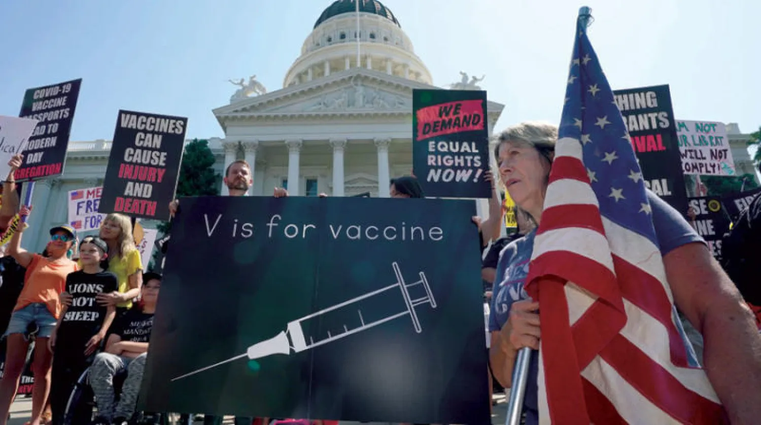 معارضون للتلقيح يتظاهرون في ساكرامينتو بكاليفورنيا أول من أمس (أ.ب)