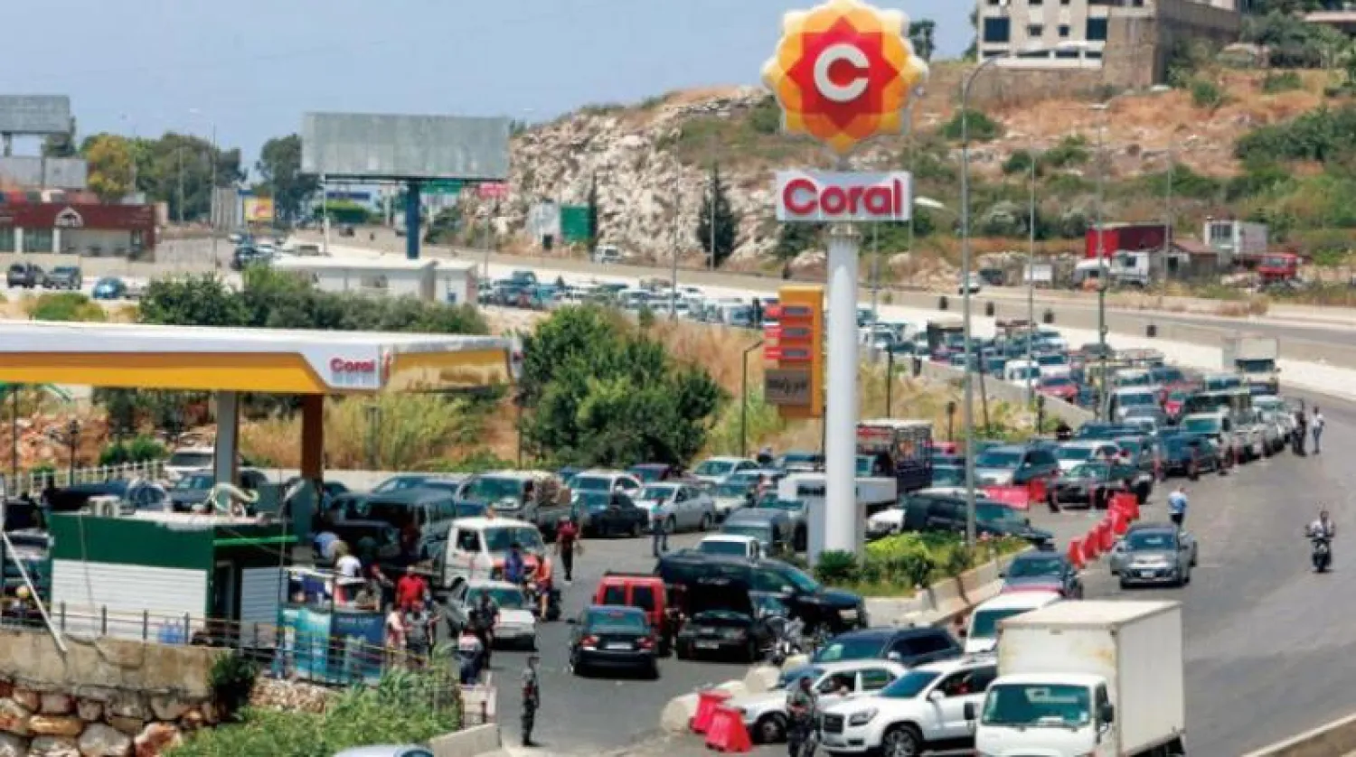 سيارات في صف طويل أمام محطة بنزين فى بيروت (أرشيفية - رويترز)