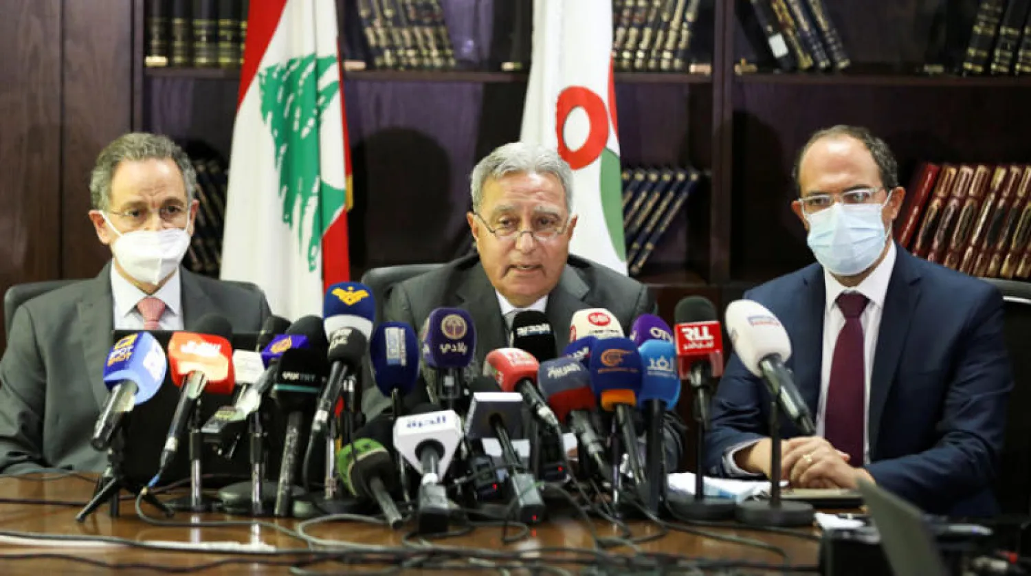 الوزير المشرفية يعلن إطلاق البطاقة التمويلية أمس ومعه وزير الاقتصاد ورئيس التفتيش المركزي (رويترز)