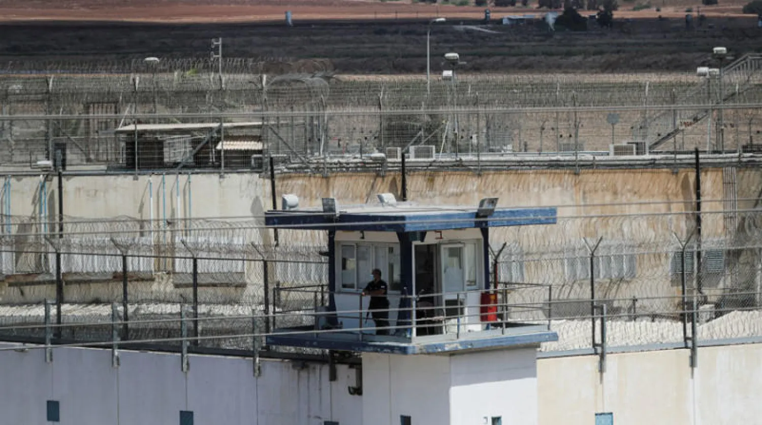 أحد حراس سجن جلبوع على برج مراقبة في أعقاب هرب الأسرى الستة الاثنين (رويترز)