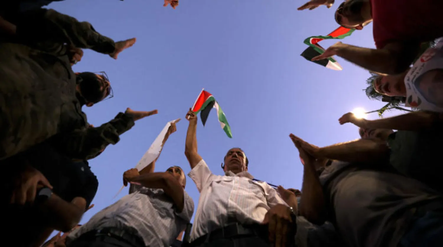 متظاهرون في رام الله أمس دعماً للمعتقلين بالسجون الإسرائيلية (أ.ف.ب)