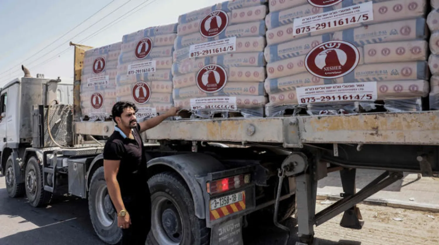 شاحنة أدخلت إسمنت عبر معبر كرم أبو سالم إلى غزة بداية سبتمبر (أ.ف.ب)