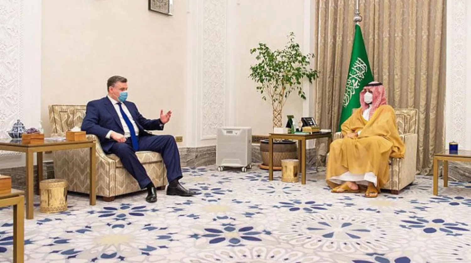 الأمير محمد بن سلمان مستقبلاً رئيس لجنة الشؤون الخارجية في الدوما في قصر نيوم أمس (واس)