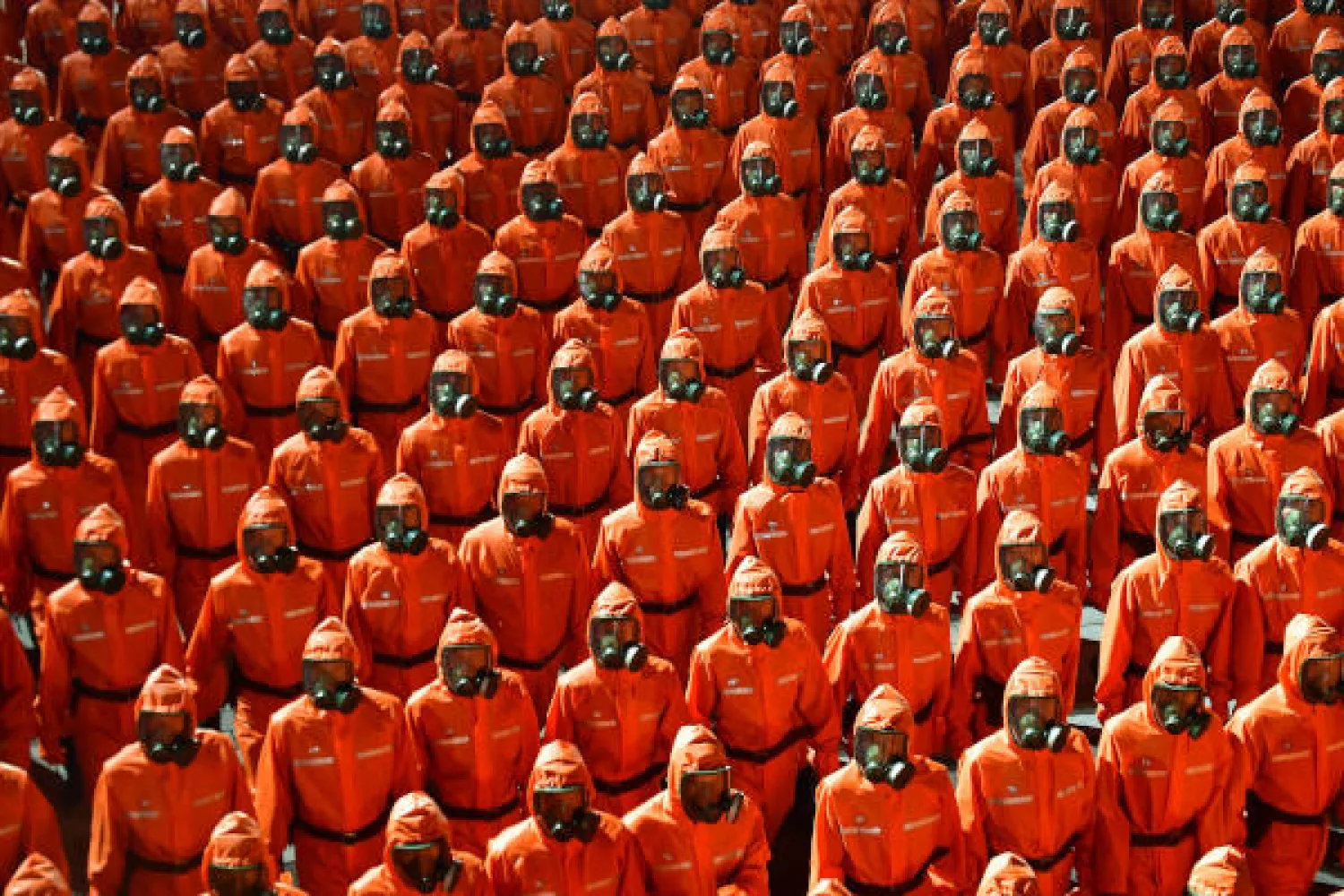 Kuzey Kore’nin kuruluş yıl dönümünde tehlikeli maddelere karşı koruyucu kıyafet giyen askerler dikkati çekti