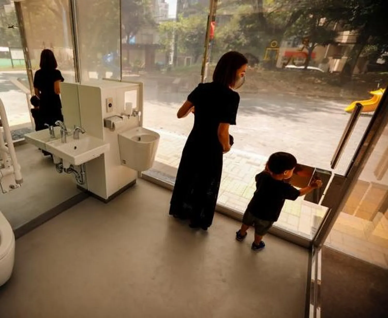 الباحثون أكدوا ضرورة غسل اليدين جيداً بعد استخدام المراحيض العامة (رويترز)