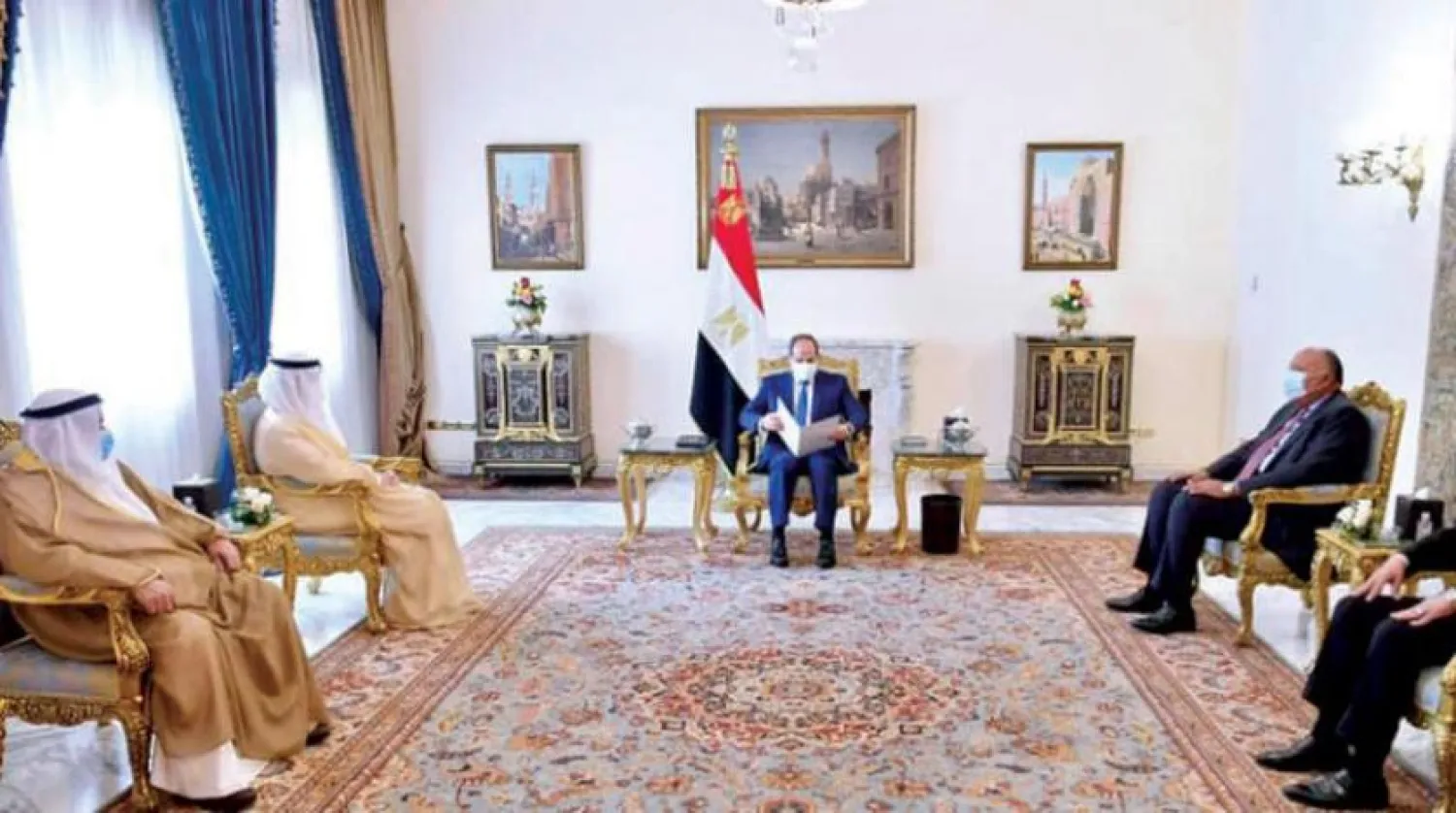 Egyptian President holding talks with the Kuwaiti Foreign Minister in Cairo . (Egyptian Presidency)

