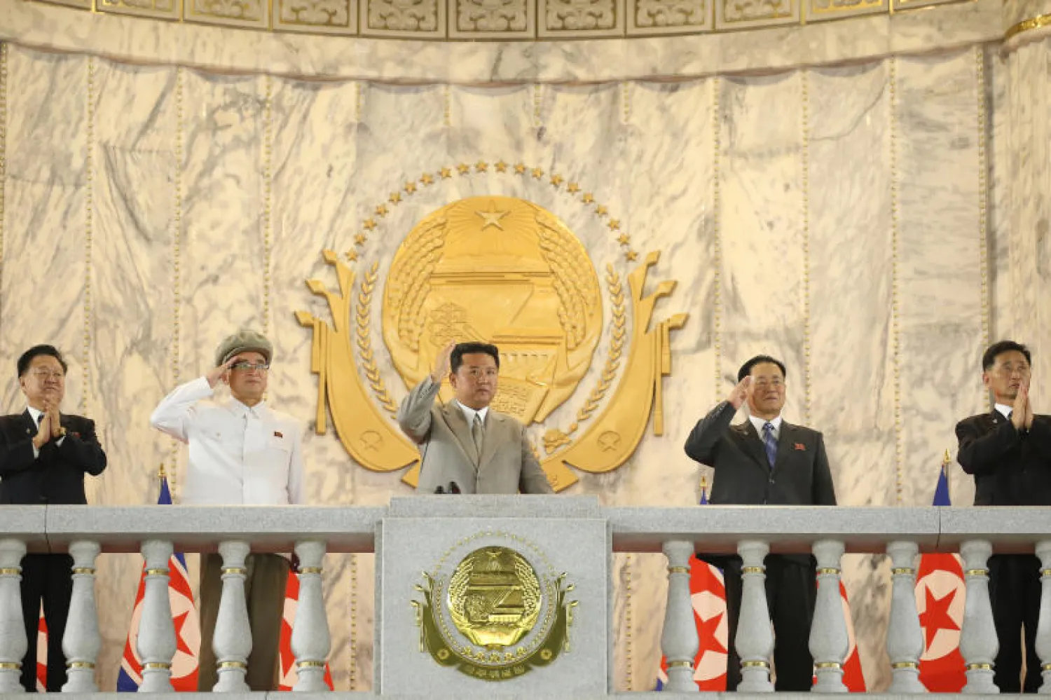 الزعيم الكوري الشمالي كيم جونغ أون (وسط) يحضر عرضاً عسكرياً في بيونغ يانغ (د.ب.أ)