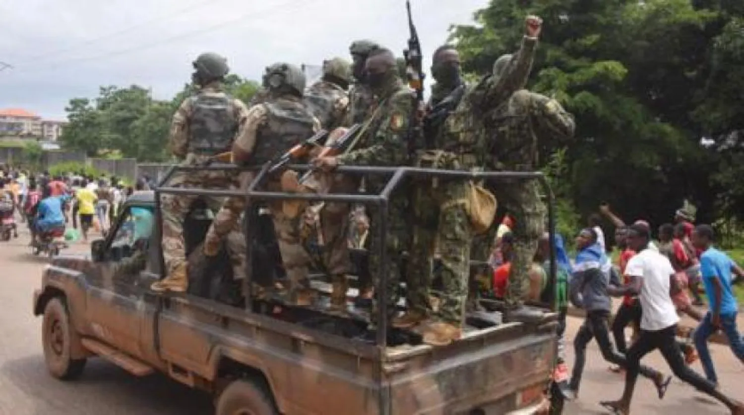 İnsanlar Gine sokaklarında darbe güçlerini coşkuyla karşılıyor (AFP)
