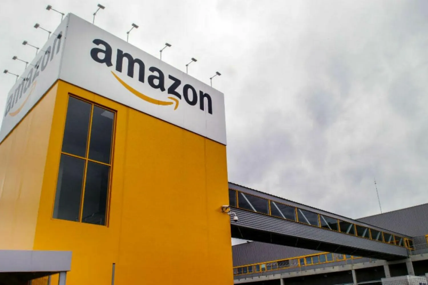 Amazon, Kovid-19 pandemisinin başından bu yana yaklaşık 400 bin kişiyi işe aldı (AFP)

