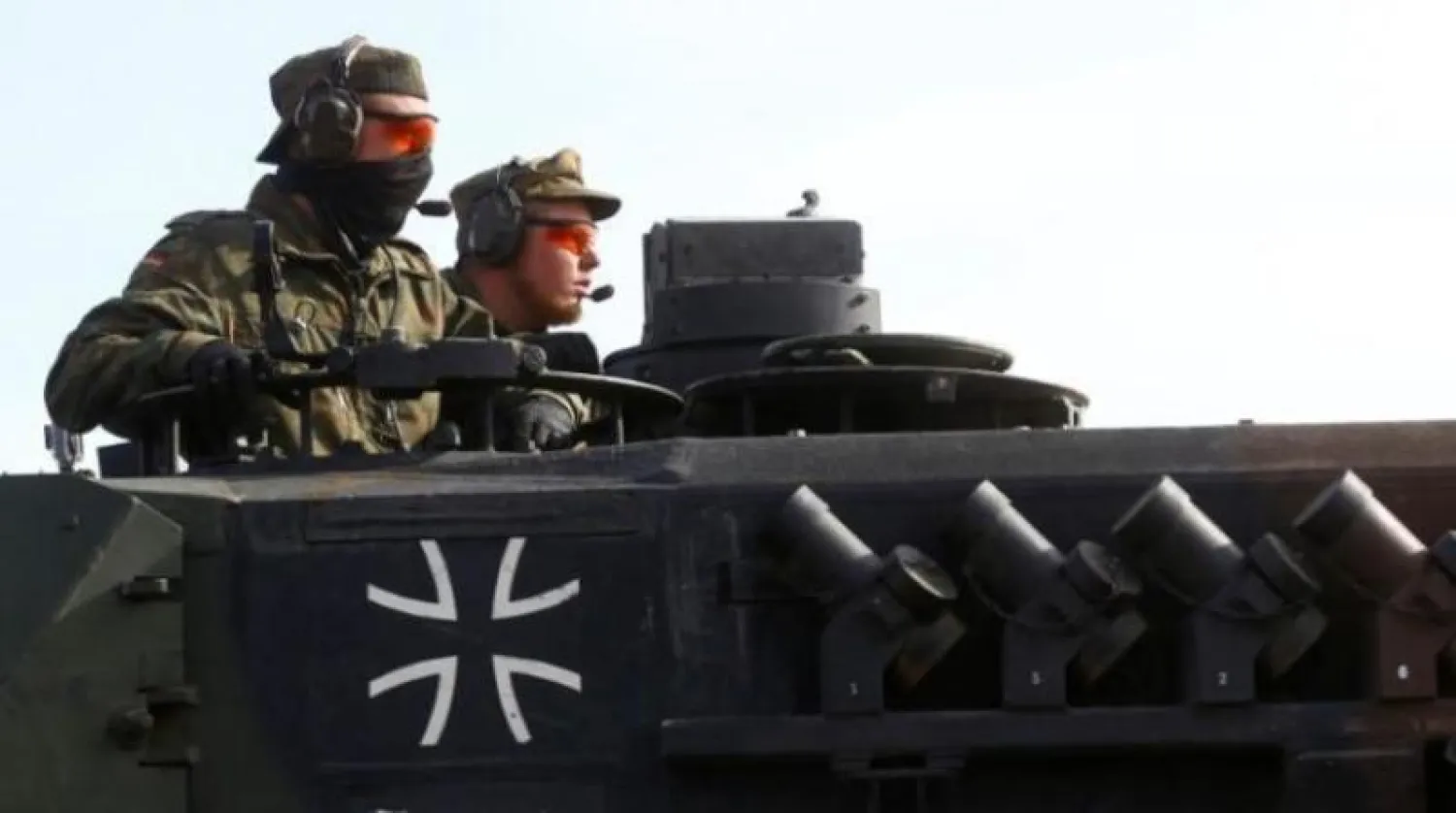 جنديان ألمانيان يقودان دبابة (أرشيفية - رويترز)