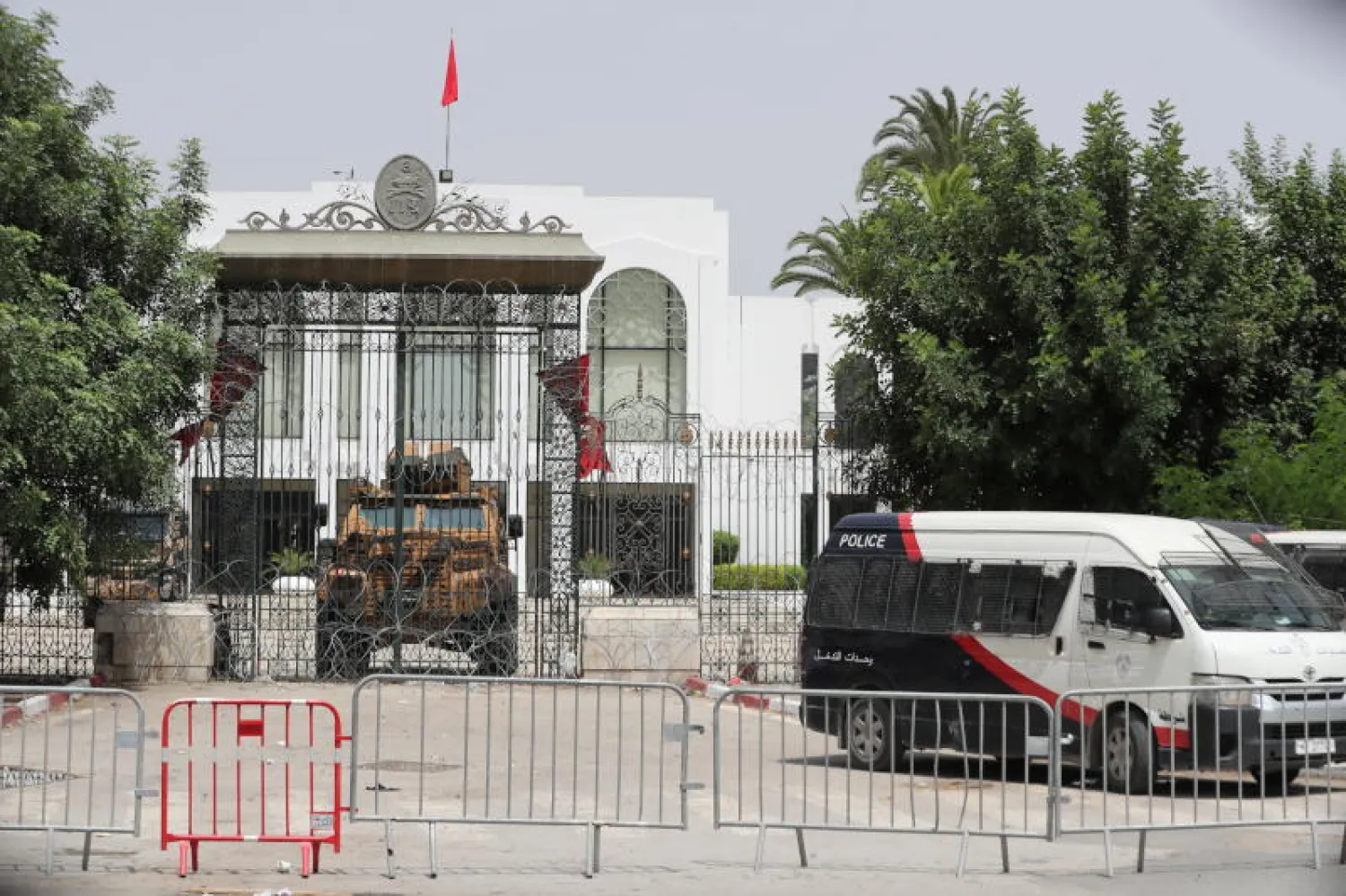 قوات شرطية وعسكرية في محيط البرلمان التونسي (إ.ب.أ)