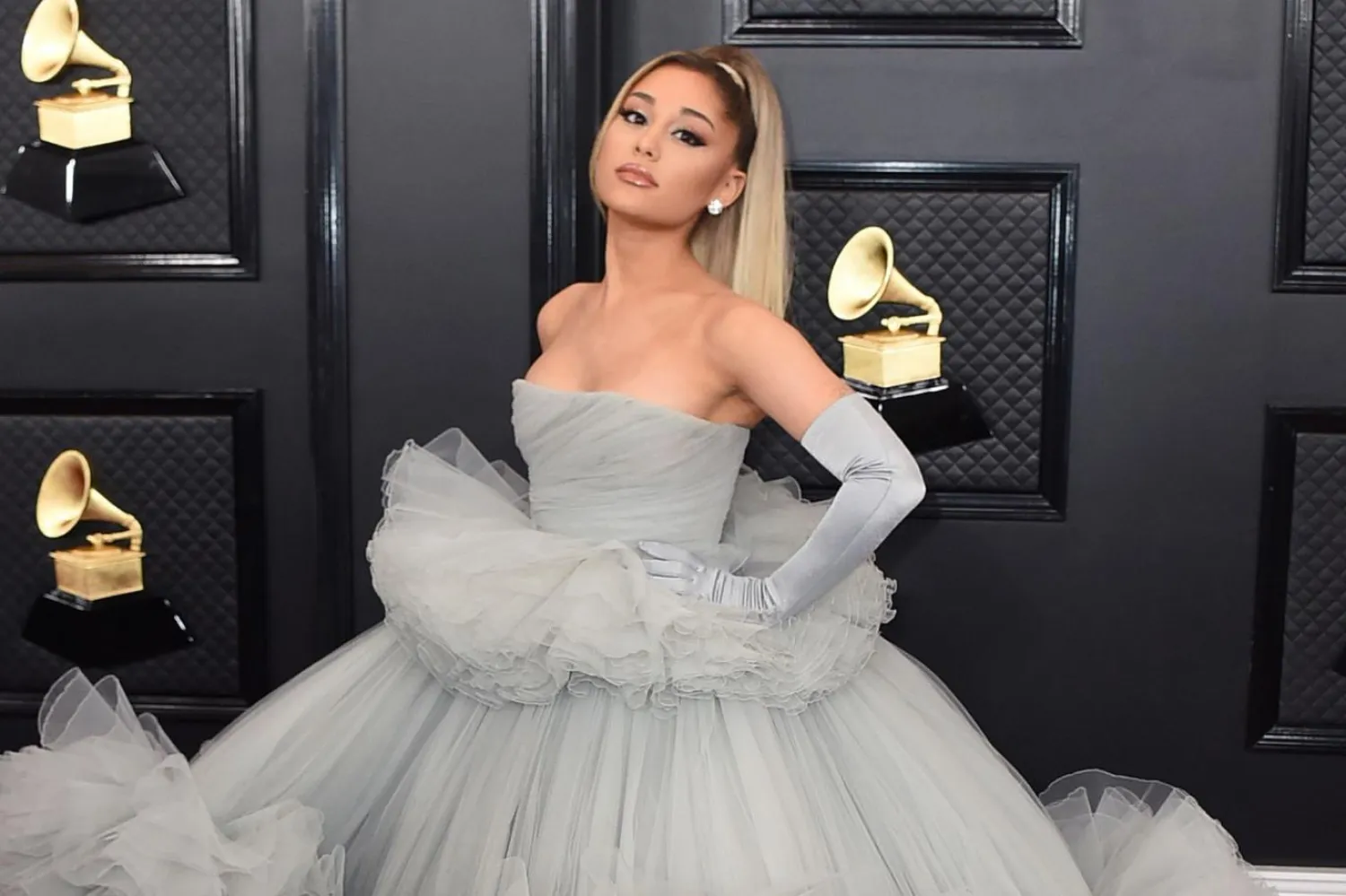 Ariana Grande 62. Grammy Ödülleri töreninde gözalıcı kıyafetiyle dikkat çekmişti (AP)