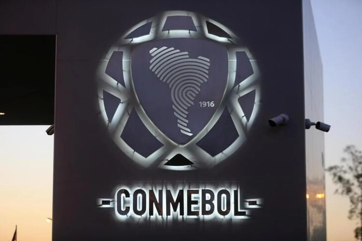 شعار اتحاد أميركا الجنوبية لكرة القدم -كونميبول- عند مقر الاتحاد في لوكي في باراغواي (أرشيفية-رويترز)