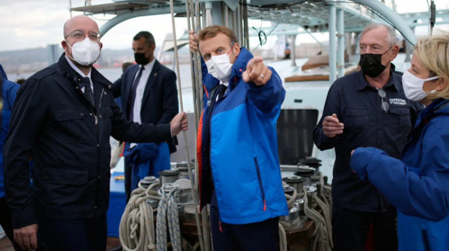 ماكرون ورئيس المجلس الأوروبي شارل ميشال الذي أثار زوبعة من الانتقادات والمطالبات بالاستقالة بعد «حادثة المقعد» في إسطنبول (إ.ب.أ)