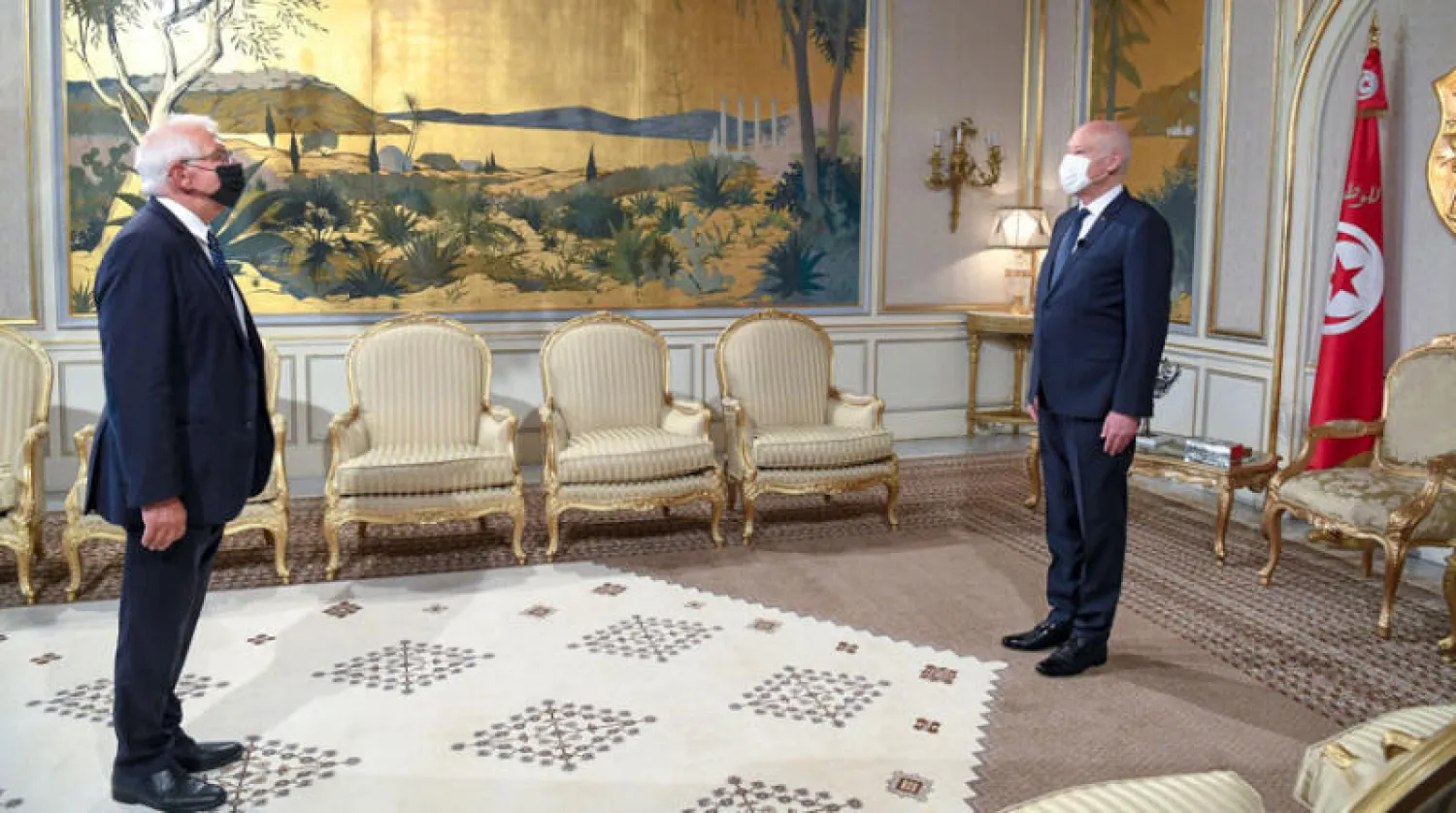 الرئيس التونسي قيس سعيد خلال استقباله جوزيب بوريل وزير خارجية الاتحاد الأوروبي بقصر قرطاج أول من أمس (إ.ب.أ)