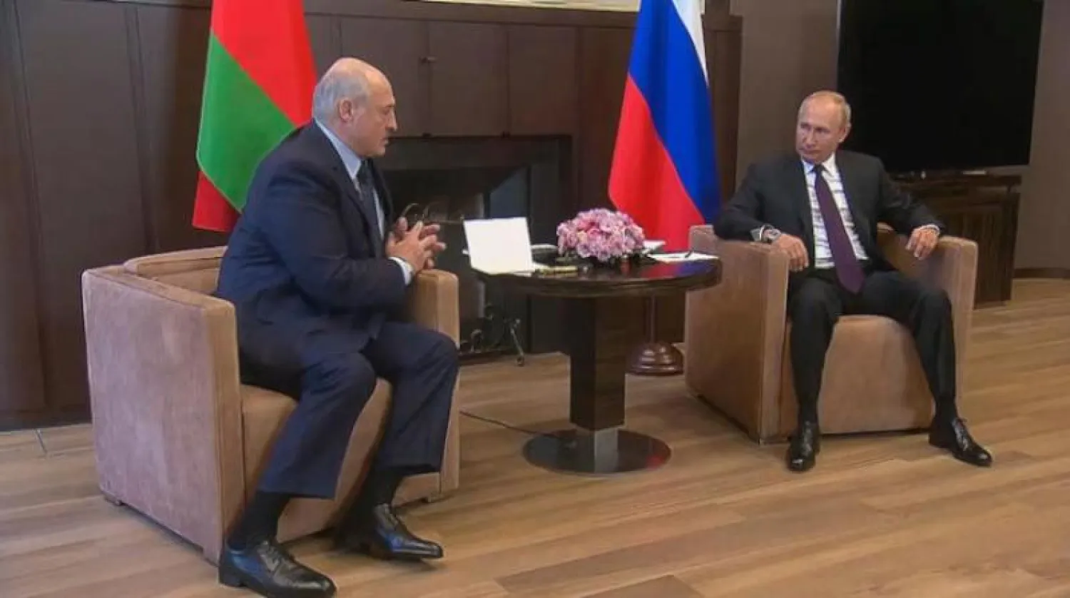الرئيس الروسى فلاديمير بوتين مع نظيره البيلاروسي ألكسندر لوكاشينكو (أرشيفية-إ.ب.أ)